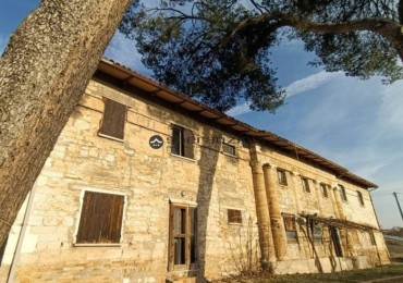 Casale - Masseria - Podere in vendita a Fossombrone